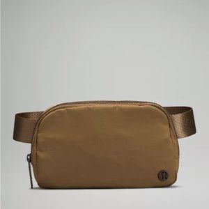 Lululemon everywhere belt bag in khaki
